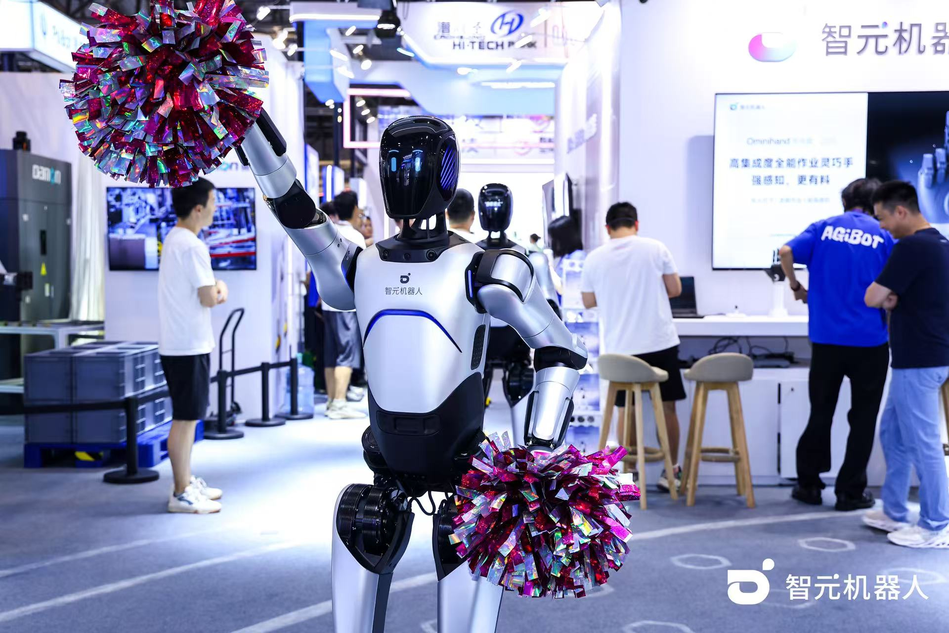 乐玩lewin机器人 WAIC 首日展台火爆，机器人家族集体打工忙不停